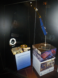 Maquette d'un satellite SWARM au Salon du Bourget